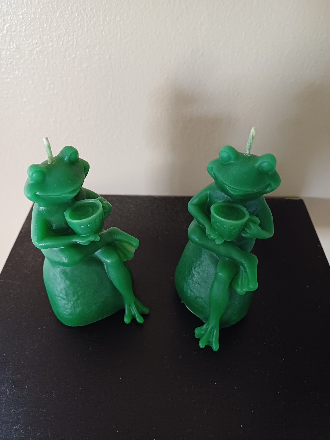 Tea-drinking frog candles